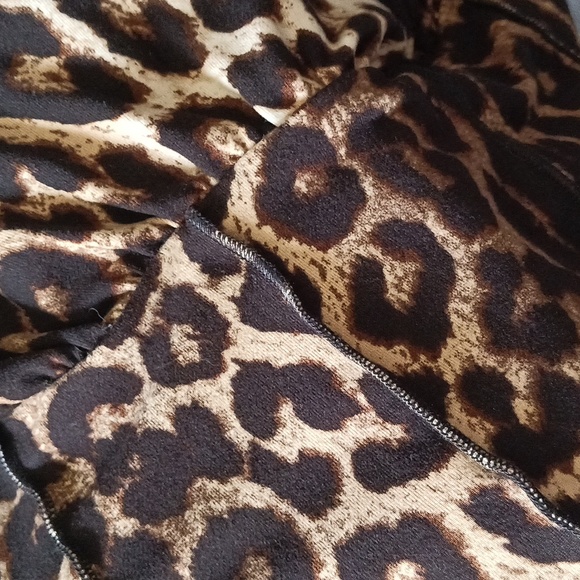 Women's Leopard Cropped Top - Picture 3 of 3
